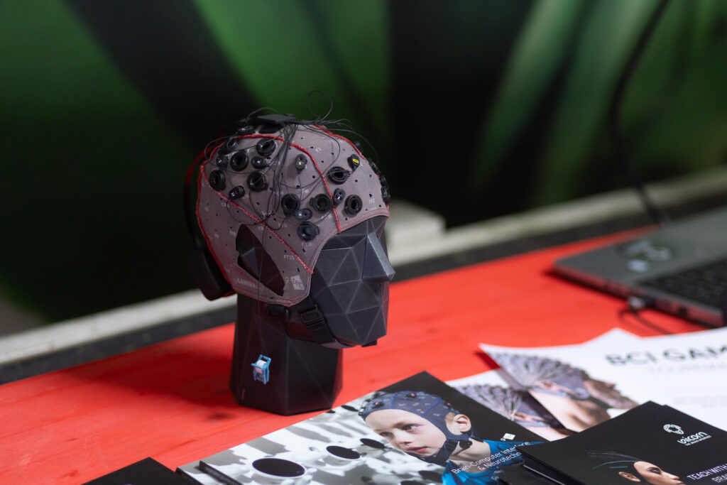 Brain computer interface. Neurotech demonstration.